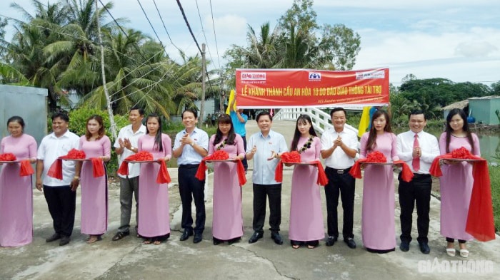 Bộ trưởng Bộ GTVT Nguyễn Văn Thể cùng các đại biểu cắt băng khánh thành cầu An Hòa 10.