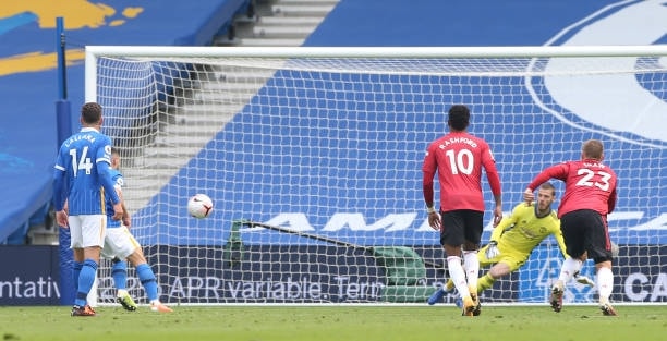 Cầu thủ Maupay đưa Brighton vươn lên dẫn trước MU sau pha sút phạt penalty. Ảnh: internet.