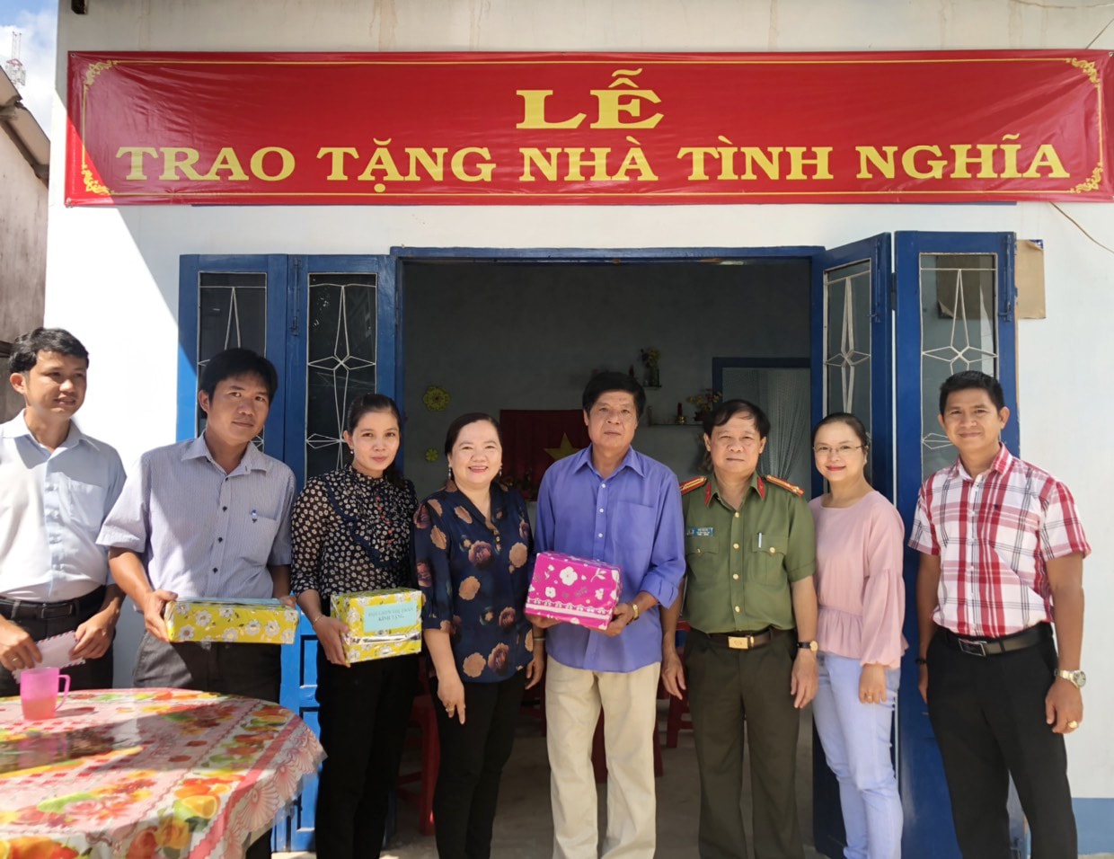Thượng tá Mai Văn Em - Phó tổng biên tập Báo Công an TPHCM trao nhà tình nghĩa tại thị trấn Bình Đại.