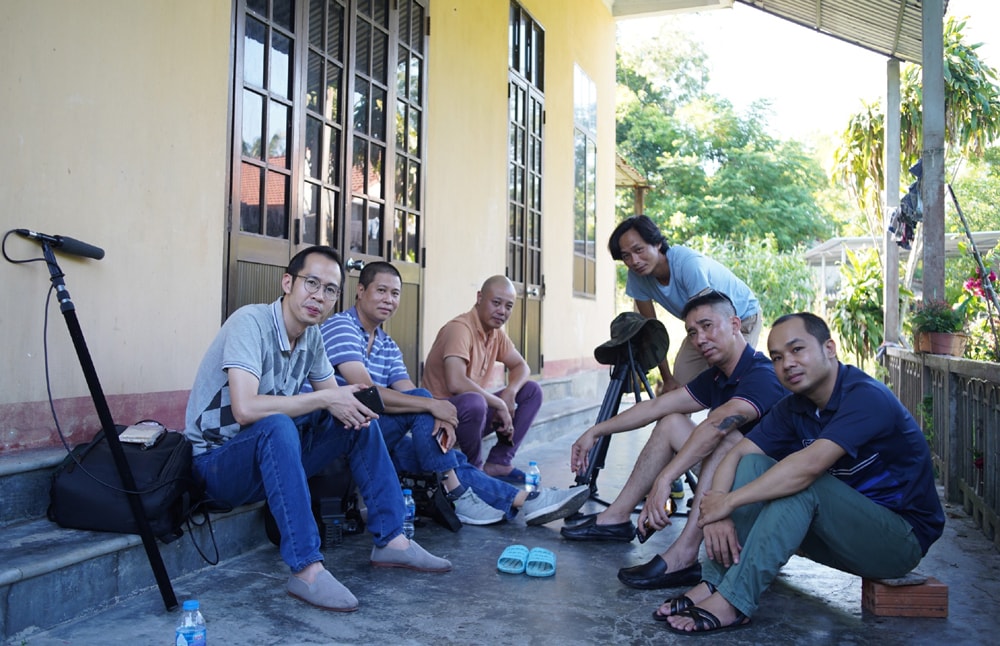 Ê kíp phải chờ đợi ngoài cửa 6 tiếng để gặp được nhân vật và khi đó nhân vật mới đồng ý ghi hình.