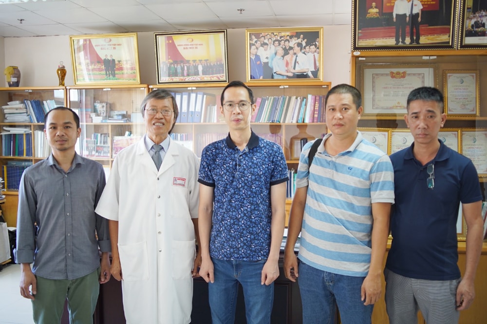 Ê kíp chụp ảnh cùng PGS.TS Nguyễn Duy Thăng, Nguyên PGĐ BV Trung ương Huế.