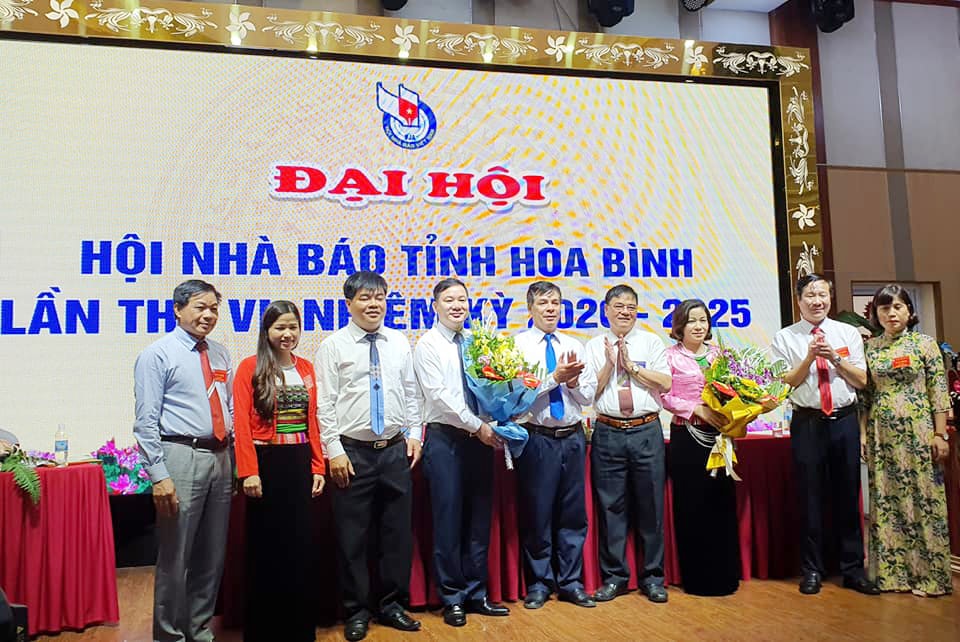 Lãnh đạo Hội Nhà báo Việt Nam tặng hoa chúc mừng Ban Chấp hành mới.