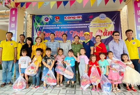 Báo Công an TPHCM và các đơn vị tài trợ trao quà cho các em thiếu nhi xã An Phúc.
