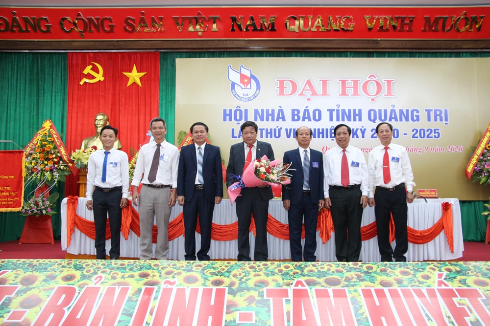 Ban Chấp hành Hội Nhà báo tỉnh Quảng Trị nhiệm kỳ 2020-2025 ra mắt nhận nhiệm vụ. Ảnh: Thành Dũng