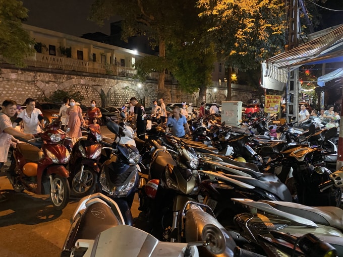 Bãi trông xe máy tự phát có giá từ 20.000-30.000 đồng / 1 xe. Ảnh: Dương Lâm