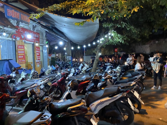 Trên vỉa hè phố Phùng Hưng rất nhiều gia đình cũng đã tranh thủ tận dụng vỉa hè để làm dịch vụ trông giữ xe. Ảnh: Dương Lâm