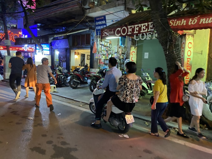 Cảnh chèo kéo của những người trông xe tại khu vực gần Phố Hàng Mã. Ảnh: Dương Lâm
