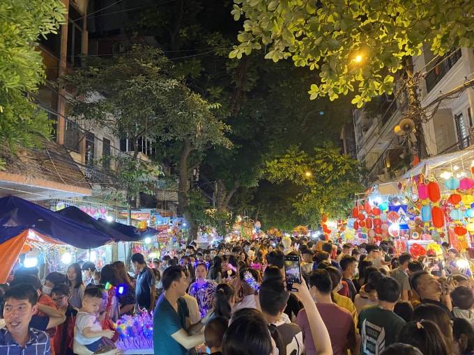 Phố Hàng Mã nêm chặt người dịp cận Tết Trung thu 2020. Ảnh: Dương Lâm