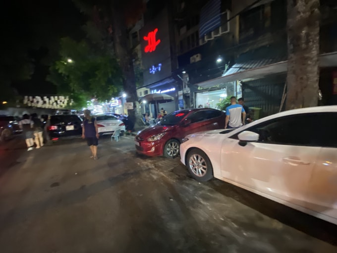 Bất cứ chỗ nào trống và để được xe ô tô thì đều bị thu phí từ 70.000-80.000 đồng. Ảnh: Dương Lâm