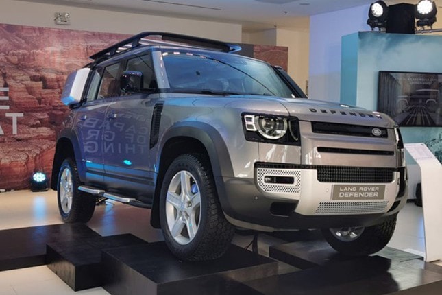 Land Rover Defender 2020 được nhập khẩu và phân phối độc quyền bởi Phú Thái Mobility. Xe vừa trình làng cách đây một tuần với kỷ lục đạt 30 đơn hàng tính đến ngày ra mắt chính thức tại thị trường Việt Nam và trở thành mẫu xe bán chạy nhất tính đến thời điểm trước khi ra mắt. Ảnh: TL