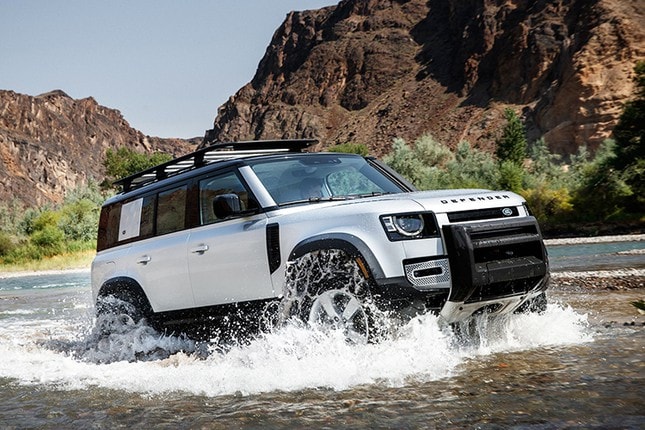 Land Rover Defender 2020 có khả năng lội nước tới 900mm. Ảnh: TL