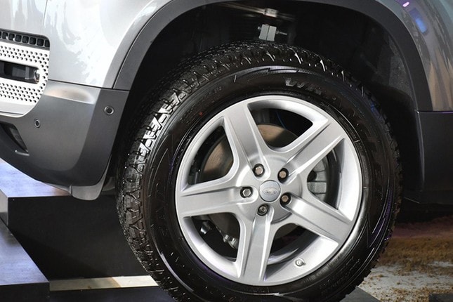 Defender 110 X là phiên bản cao cấp nhất. Ảnh: TL