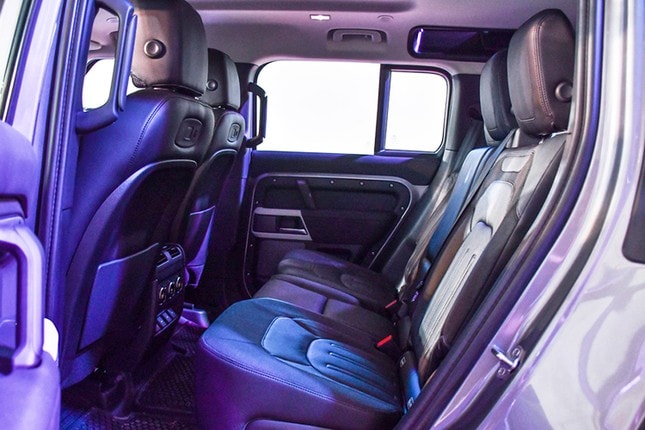 Nội thất của Land Rover Defender 2020. Ảnh: TL