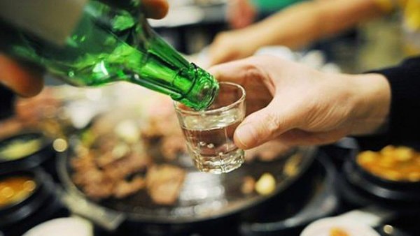 Ép buộc người khác uống rượu, bia có thể bị phạt lên tới 3 triệu đồng. Ảnh minh họa.