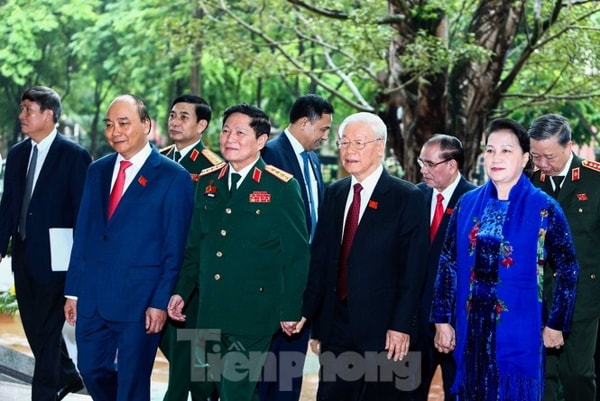 Tổng Bí thư, Chủ tịch nước Nguyễn Phú Trọng, Thủ tướng Chính phủ Nguyễn Xuân Phúc, Chủ tịch Quốc hội Nguyễn Thị Kim Ngân, Bộ trưởng Bộ Quốc phòng Ngô Xuân Lịch cùng các đại biểu tham dự phiên khai mạc Đại hội, sáng 28/9. Ảnh: TPO