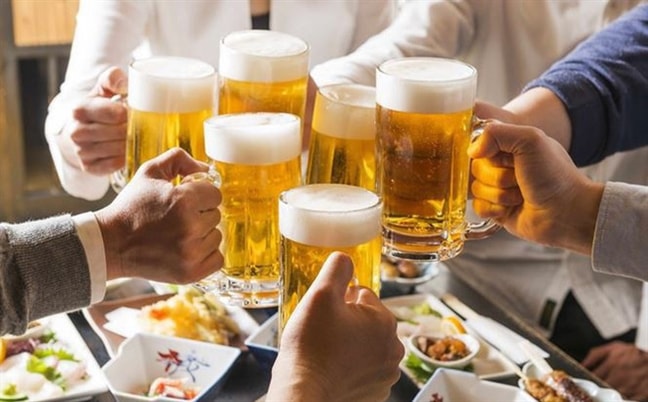 Hiện nay, việc uống rượu bia đang gây ra nhiều hệ lụy do đó cần thiết phải được siết chặt (ảnh minh họa - nguồn internet).