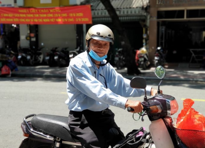 Ở tuổi 95, ngày ngày nhà văn Vũ Hạnh vẫn lang thang khắp phố thị Sài Gòn để tìm chất liệu cho sáng tác.