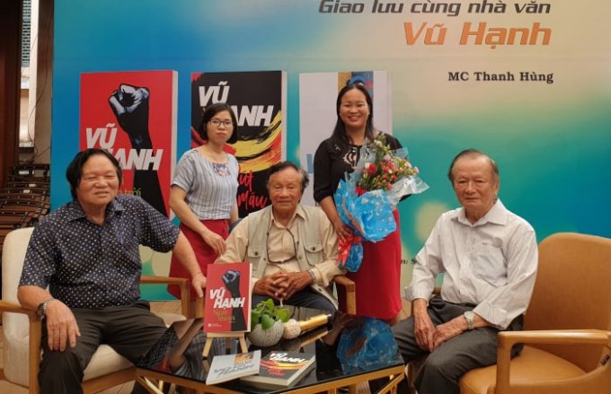 Nhà văn Vũ Hạnh (ngồi giữa) giao lưu với độc giả tại Đường sách TP.HCM sáng 26/9/2020