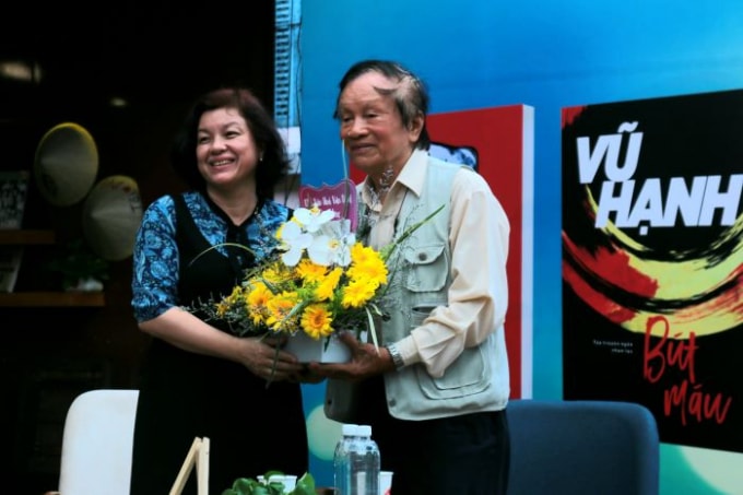 Bà Nguyễn Ánh Tuyết: Phó Giám Đốc - Phó Tổng Biên Tập NXB Văn hóa - Văn nghệ TP.HCM tặng hoa chúc mừng nhà văn Vũ Hạnh