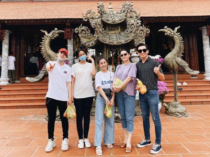 Thân Thúy Hà, Bạch Công Khanh và Ngọc Thảo đến dâng hương và xin lộc tại nhà thờ Tổ của Hoài Linh