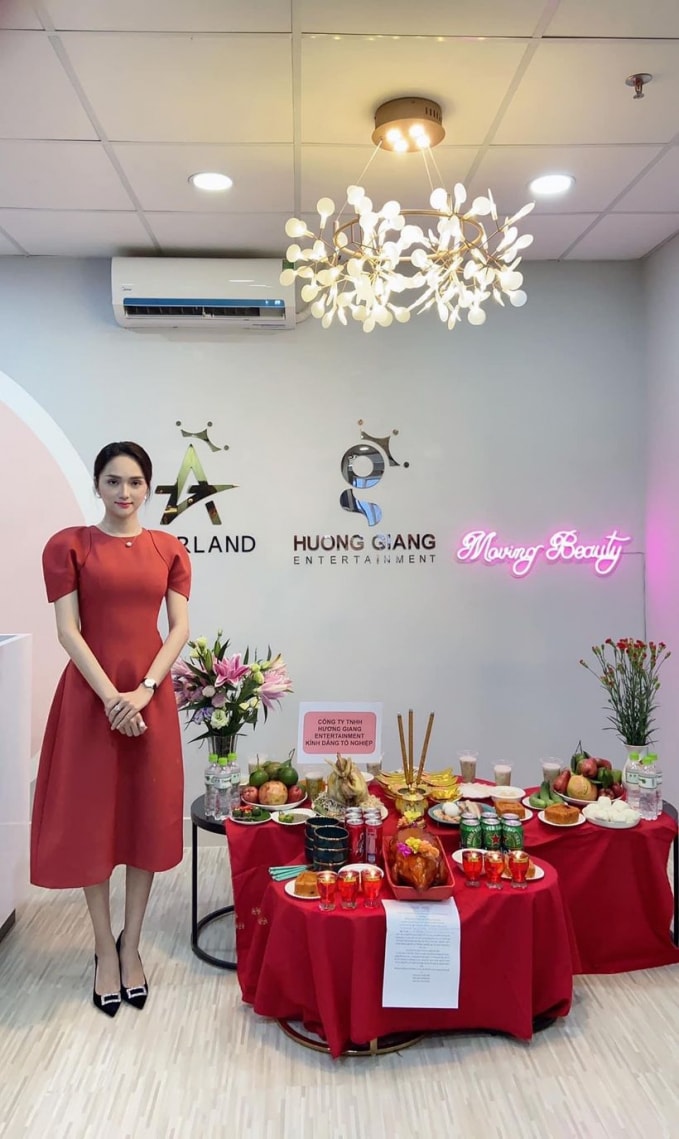 Hoa hậu Hương Giang bày bàn thờ cúng Tổ tại công ty riêng