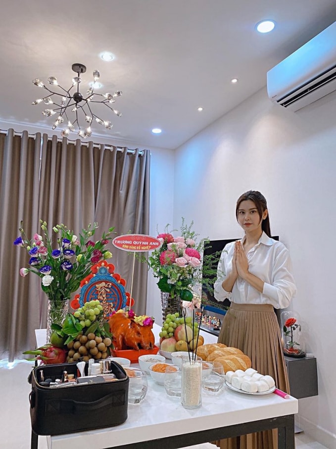 Ca sĩ Trương Quỳnh Anh cũng cúng tại nhà trong mùa dịch