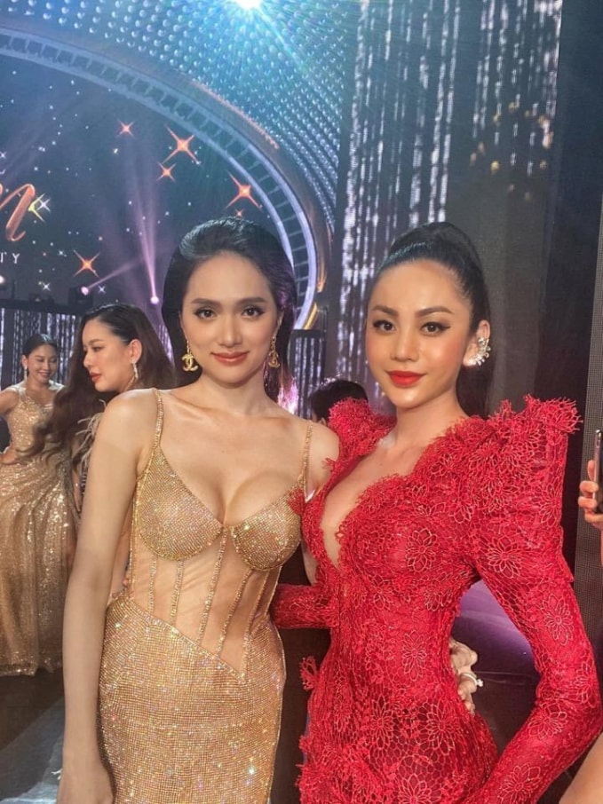 Mỹ Kỳ và Hoa hậu Hương Giang tại Thái Lan (Ảnh: FBNV).