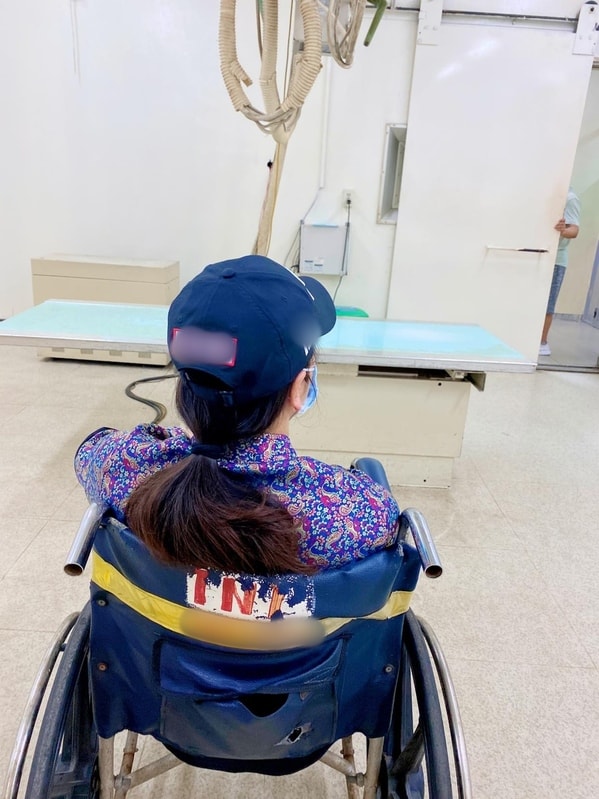 Nữ ca sĩ được người thân đưa đi bệnh viện và phải ngồi trên xe lăn. (Ảnh: FBNV)