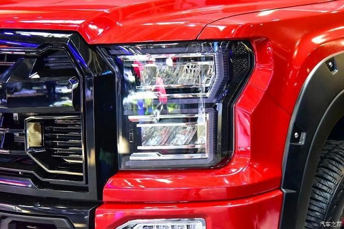 Chúng ta có thể thấy cụm đèn pha, tích hợp dải đèn LED định vị ban ngày hình chữ