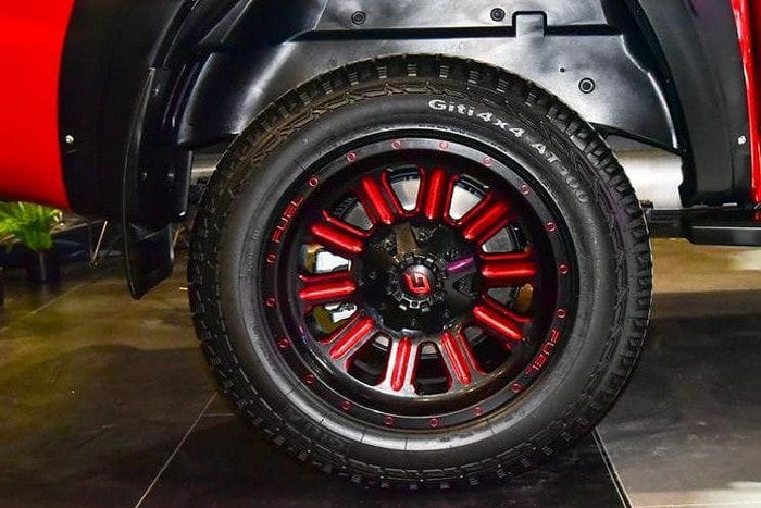 Xe còn được trang bị bộ vành hợp kim đa chấu hoặc vành sơn màu đỏ khác biệt so với Ford F-150 Raptor. Bộ vành màu đỏ này có đường kính 18 inch và đồng hành với lốp 265/60 R18. Ảnh: TL.