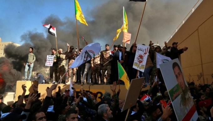 Người biểu tình đốt tài sản trước khuôn viên đại sứ quán Hoa Kỳ ở Baghdad, Iraq vào tháng 12 năm 2019: Ảnh: Khalid Mohammed / AP