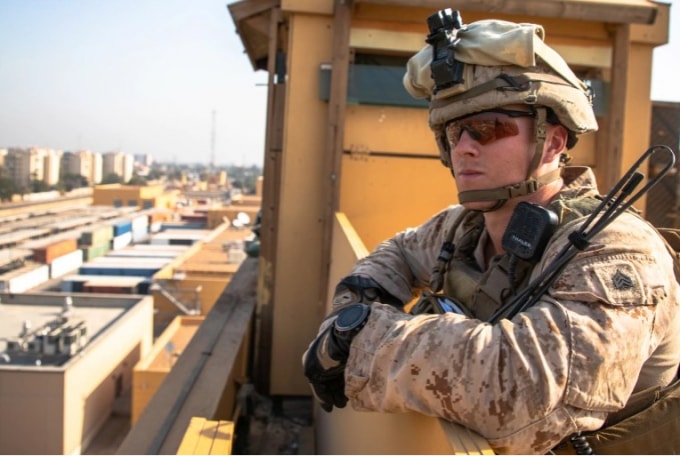 Một lính thủy đánh bộ canh gác tại khuôn viên đại sứ quán Hoa Kỳ ở Baghdad, Iraq: Ảnh: Reuters