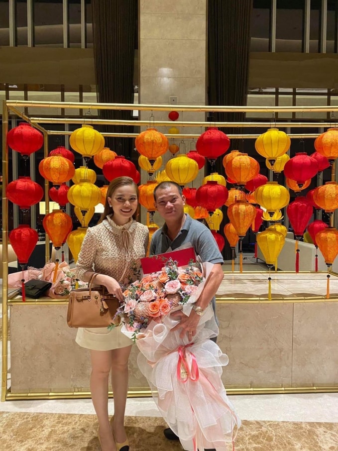 Nhiều ca - nghệ sĩ, doanh nhân và fan hâm mộ đã đến chúc mừng ca sĩ Giang Hồng Ngọc trong buổi ra mắt Album mới.