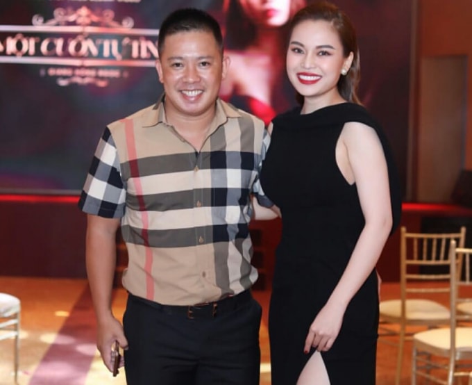 Ca sĩ Giang Hồng Ngọc trong vòng tay