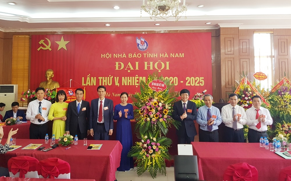 Các đại biểu tặng hoa chúc mừng Ban Chấp hành Hội Nhà báo tỉnh Hà Nam nhiệm kỳ 2020 - 2025.