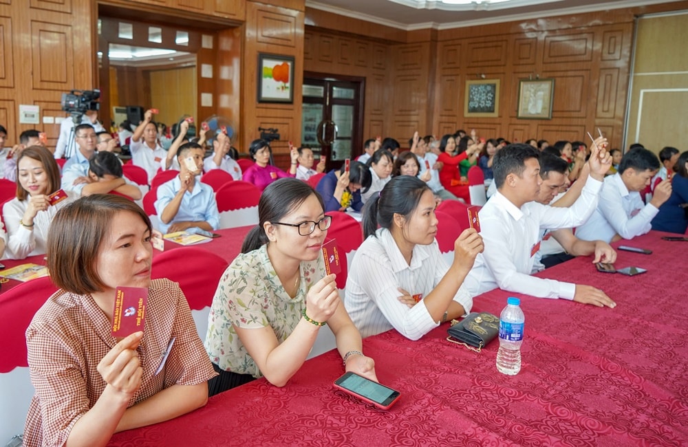 Các đại biểu biểu quyết thông qua nhân sự BCH khoá mới.