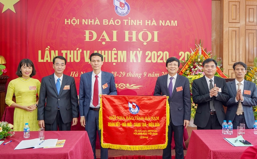 Nhà báo Hồ Quang Lợi – Phó Chủ tịch Thường trực Hội Nhà báo Việt Nam trao Bức trướng của Hội Nhà báo Việt Nam tặng Hội Nhà báo Hà Nam.