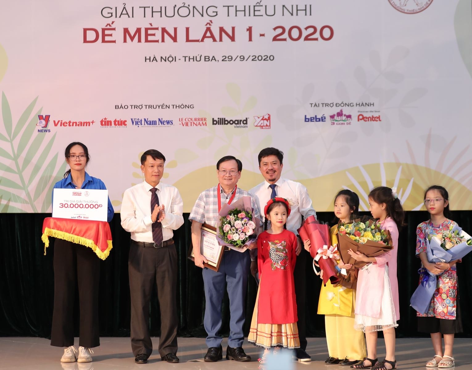 Ủy viên Trung ương Đảng, Tổng Giám đốc Thông tấn xã Nguyễn Đức Lợi trao Giải 