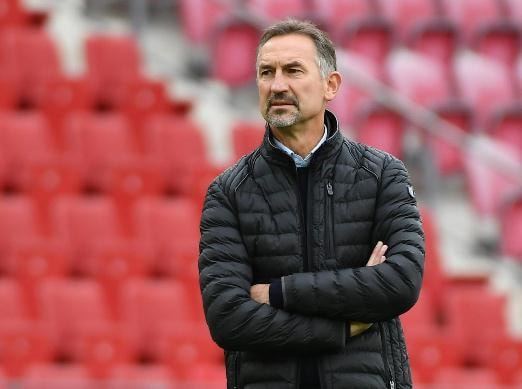 HLV Achim Beierlorzer bị sa thải chỉ sau 2 vòng đấu ở Bundesliga.
