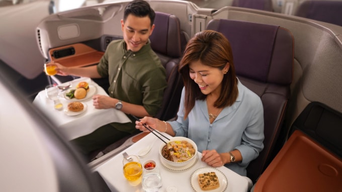 Thực khách sẽ được tham dự bữa ăn với những người phục vụ rượu, những người sẽ giới thiệu các loại rượu vang cho các bữa ăn. Ảnh: Singapore Airlines