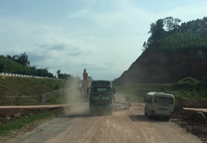 Bụi bay mù mịt khi đoàn xe tải nặng đi qua tuyến đường trong những ngày nắng