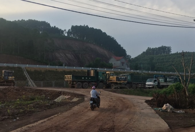 Không chỉ đơn vị thi công mà người dân cũng vô cùng bức xúc trước tình trạng xe quá tải lưu thông công khai