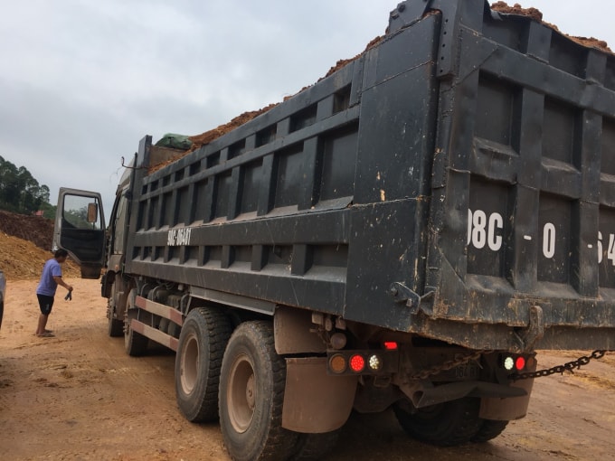 Nhức nhối tình trạng xe chở đất có dấu hiệu vượt quá tải trọng, không che chắn cẩn thận công khai lưu thông trên đường gom CCN Hương Sơn (Dự án cao tốc Bắc Giang - Lạng Sơn) đang thi công