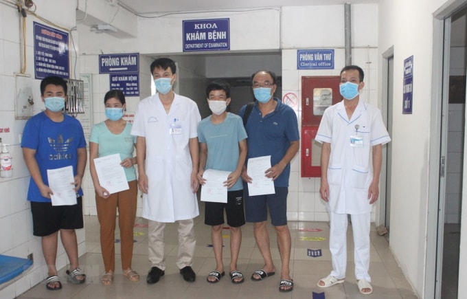 Bệnh viện Nhiệt đới Hải Dương trao giấy chứng nhận đã điều trị khỏi bệnh cho các bệnh nhân. Ảnh: TTXVN.