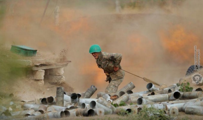 Một binh sỹ Armenia nã pháo về phía lực lượng Azerbaijan ở khu vực tranh chấp Nagorno-Karabakh - Ảnh: Reuter