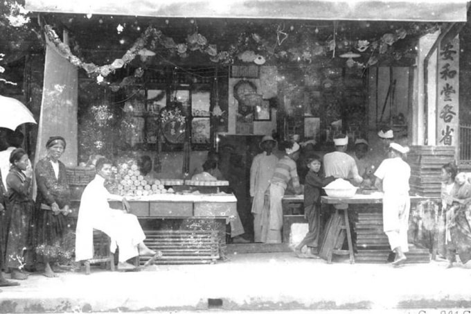 Một cửa hàng bánh Trung thu cổ truyền.