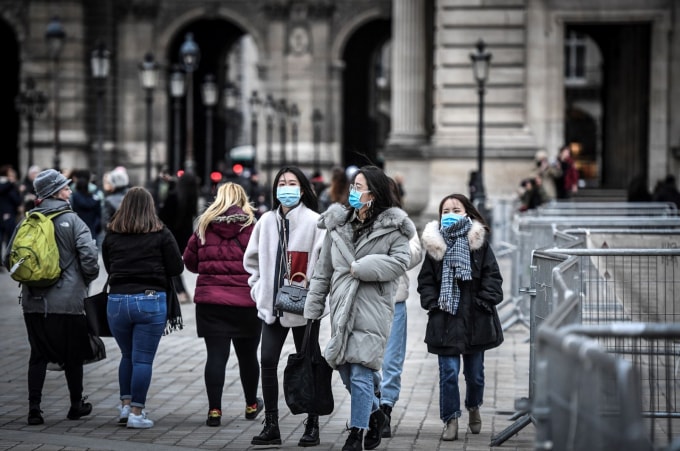 Người dân và du khách đeo khẩu trang phòng tránh lây nhiễm COVID-19 tại Paris, Pháp. Ảnh: TL