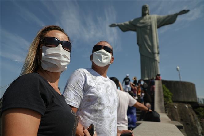 Khách du lịch đeo khẩu trang phòng dịch COVID-19 tại Rio de Janeiro, Brazil . Ảnh: TL