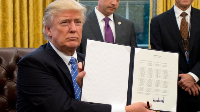 Trump ký lệnh rút khỏi TPP vào tháng 1 năm 2017 - Ảnh: Getty