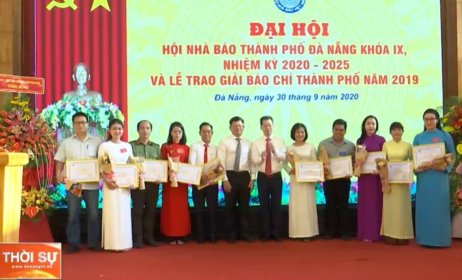 Hội Nhà báo thành phố trao Giải báo chí thành phố năm 2019 các tác giả đạt giải Nhất. Ảnh: Đài PT-TH Đà Nẵng